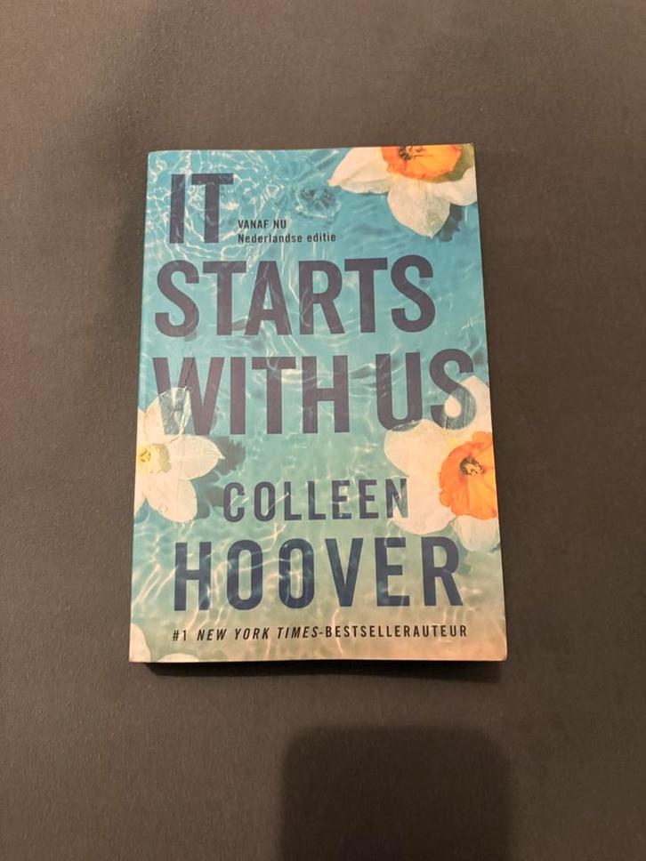 Colleen Hoover - It Starts With Us, Boeken, Literatuur, Zo goed als nieuw, Ophalen of Verzenden