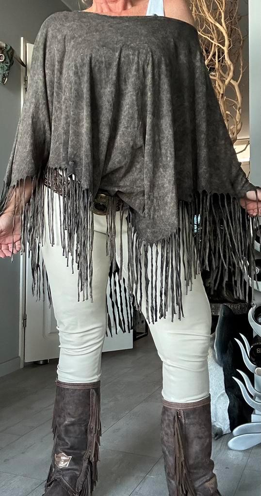 Off shoulder poncho met franje , mouwen , one size, Kleding | Dames, Tops, Nieuw, Maat 42/44 (L), Bruin, Korte mouw, Ophalen of Verzenden