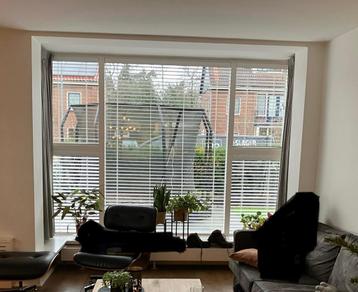 Nog mooie witte houten jaloezieën beschikbaar voor biedingen