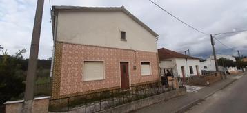 Vrijstaande woning in rustig dorpje in Portugal beschikbaar voor biedingen