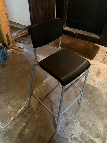 IKEA barkruk – met rugleuning en voetensteun beschikbaar voor biedingen
