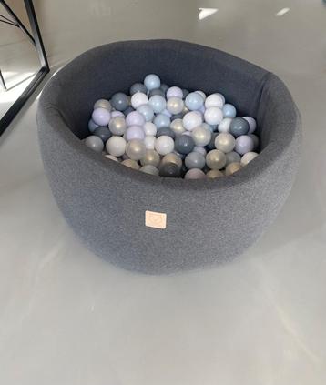 Misio ballenbak/ Ballenbad met 225 ballen  beschikbaar voor biedingen