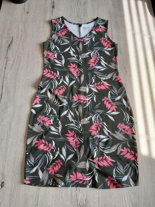 Jurk, mouwloos en print, Kleding | Dames, Jurken, Zo goed als nieuw, Maat 38/40 (M), Groen, Boven de knie, Ophalen of Verzenden