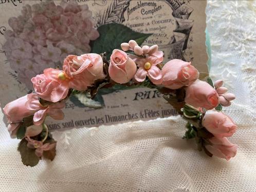 🌿 Pop,Jumeau”ANTIEK/OUD ROSE BLOEMENKRANSJE/DIADEEM”🌿STOF, Verzamelen, Poppen, Verzenden