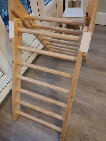 Houten speeltrap voor binnen beschikbaar voor biedingen