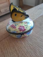 Limoges. Porceleinen doosje met vlinder. Hand paint, Antiek en Kunst, Ophalen of Verzenden