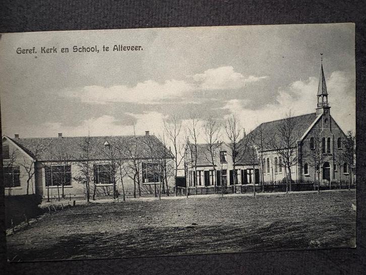 Oude ansichtkaart Geref. Kerk en School, te Alleenveer, Verzamelen, Ansichtkaarten | Buitenland, Gelopen, België en Luxemburg