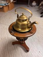 Antieke theeketel op een houten stoof, Ophalen