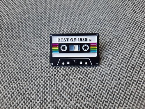 1 pin van een cassettebandje - Best of 1980's - te koop, Verzamelen, Speldjes, Pins en Buttons, Nieuw, Speldje of Pin, Overige onderwerpen