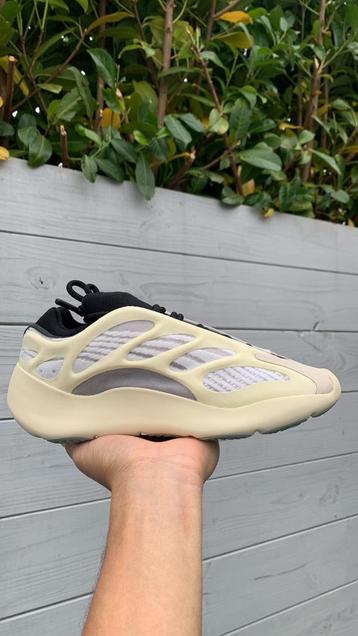 Yeezy Boost 700 V3 Azael 39 1/3  beschikbaar voor biedingen