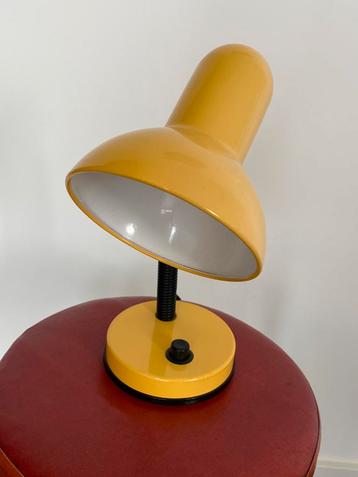 Geel vintage retro bureaulampje beschikbaar voor biedingen