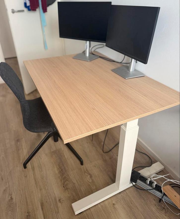 Zit-sta bureau eikenblad, wit onderstel, Huis en Inrichting, Bureaus, Zo goed als nieuw, Stabureau, In hoogte verstelbaar, Ophalen