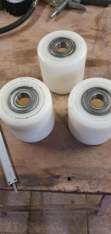 3 gelagerde Kunststof rollen. OD 85 mm breedte 85 mm beschikbaar voor biedingen