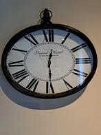 Wandklok Grand Hotel Paris (45 cm breed, 37 cm hoog), Huis en Inrichting, Woonaccessoires | Klokken, Ophalen, Zo goed als nieuw