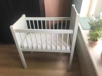 gratis    coslaper babywiegje beschikbaar voor biedingen