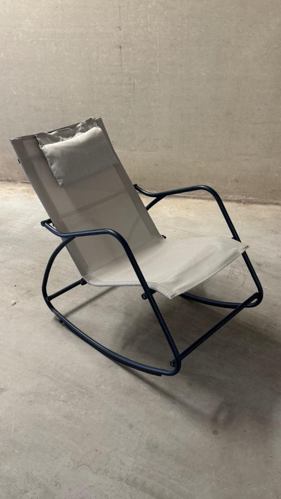 Moderne lichtgewicht schommelstoel voor binnen en buiten, Huis en Inrichting, Stoelen, Zo goed als nieuw, Eén, Kunststof, Metaal