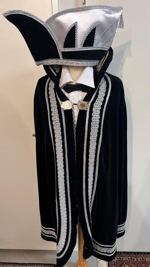 Zwarte fluwelen prinsenmantel met steek, Kleding | Heren, Carnavalskleding en Feestkleding, Zo goed als nieuw, Carnaval, Ophalen of Verzenden