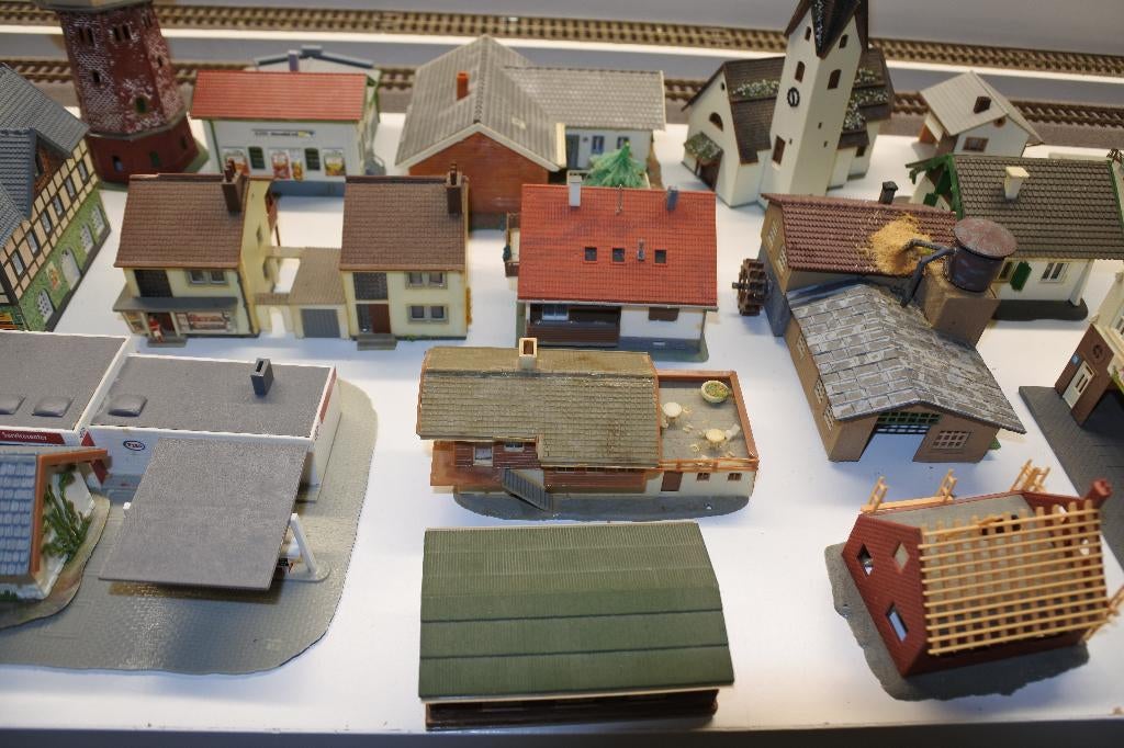 24 verschillende huisjes, Hobby en Vrije tijd, Modeltreinen | N-Spoor, Overige merken, Gebruikt, Gelijkstroom, Brug, Tunnel of Gebouw