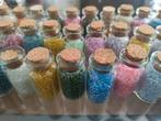 Uitverkoop 32 flesjes rocaille kralen in verschillende kleur, Ophalen of Verzenden, Zo goed als nieuw, Kraal