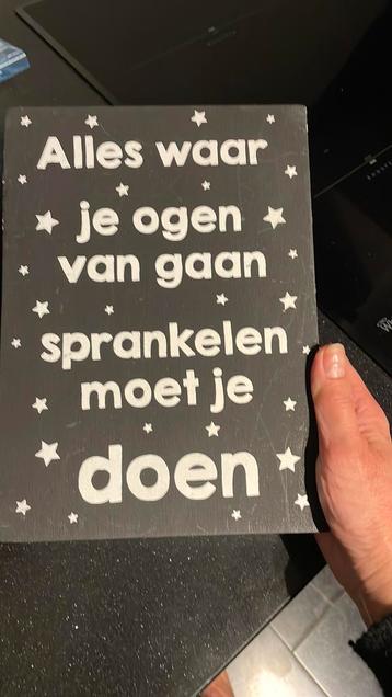 Houten tekstblok. Zwart wit Alles waar je ogen van gaan.. beschikbaar voor biedingen