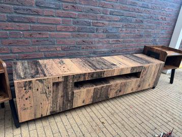 Industrieel TV-meubel en bijpassend bijzettafeltjes beschikbaar voor biedingen