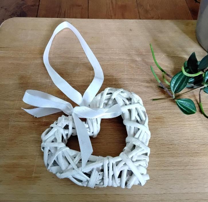 Rieten / rotan hart met lint - wit, Huis en Inrichting, Woonaccessoires | Overige, Gebruikt, Ophalen of Verzenden