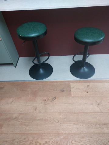 2 Krukken met groene zitting beschikbaar voor biedingen