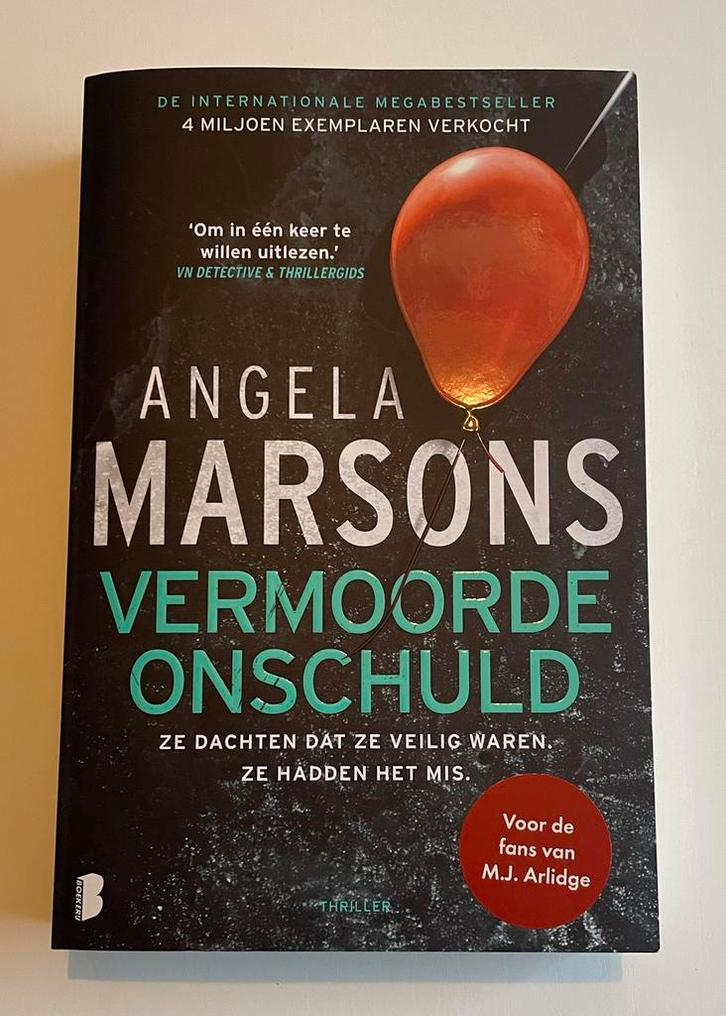 Boek Angela Marsons - Vermoorde onschuld in nieuwstaat!, Boeken, Thrillers, Zo goed als nieuw, Ophalen of Verzenden