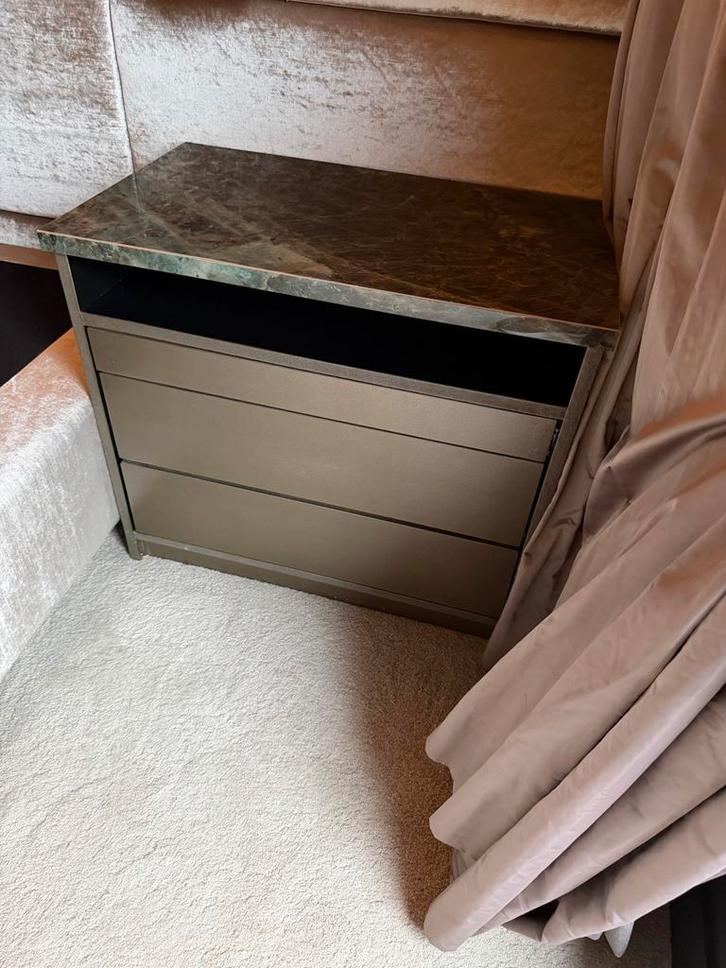 Nachtkastje met marmerlook blad, Huis en Inrichting, Kasten | Dressoirs, Zo goed als nieuw, Minder dan 50 cm, 25 tot 50 cm, Met lade(s)