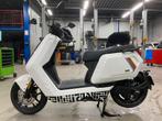 Nieuwe Niu Nqix 150 + helm maat l + stekker 3km gereden, Fietsen en Brommers, Scooters | Overige merken, Ophalen, Maximaal 45 km/u