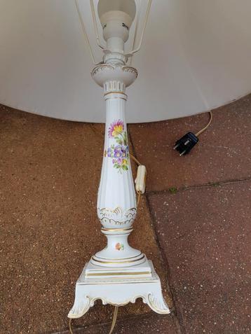 Antieke porseleinen voetlamp met geschilderde bloemen + kap beschikbaar voor biedingen