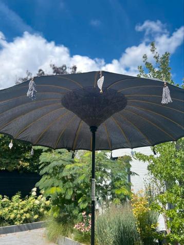 Balinese parasol (nieuw met hoes) beschikbaar voor biedingen