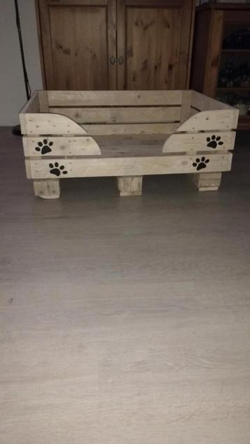 Op bestelling: houten hondenmand beschikbaar voor biedingen
