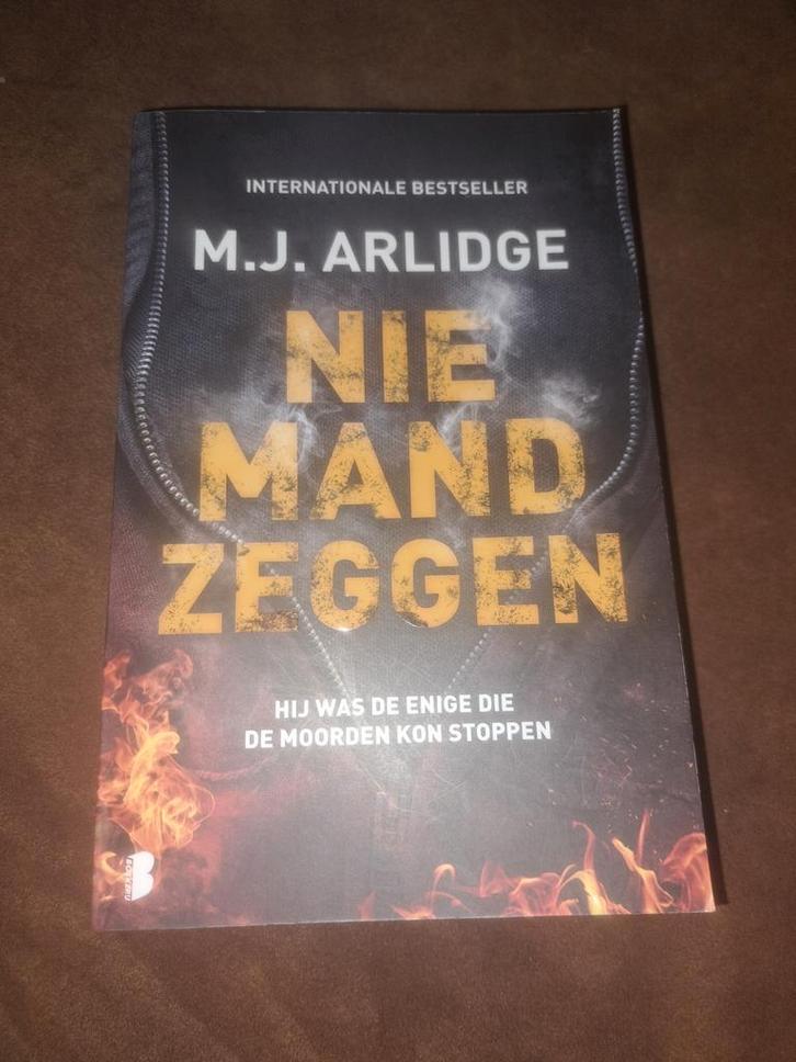 Niemand Zeggen - M.J. Arlidge, Boeken, Thrillers, Zo goed als nieuw, Nederland, Ophalen of Verzenden