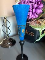 Kobalt blauwe glazen kelk op zwart metalen voet., Huis en Inrichting, Woonaccessoires | Vazen, Blauw, Ophalen of Verzenden, Minder dan 50 cm