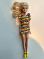 Barbie met beugel in regenboog jurk, Ophalen of Verzenden, Zo goed als nieuw, Kleertjes