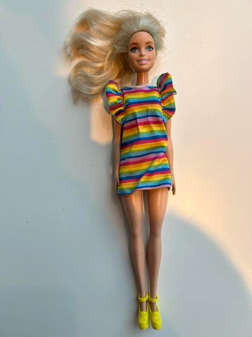 Barbie met beugel in regenboog jurk, Verzamelen, Poppen, Zo goed als nieuw, Kleertjes, Ophalen of Verzenden