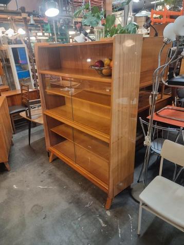 Vintage wandkast met vitrine jaren 60 beschikbaar voor biedingen