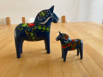 Kerst 2 vintage Dala Paardjes hout blauw 12,5 & 7,5 cm hoog  beschikbaar voor biedingen