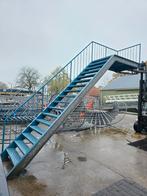 Stalen trap met bordes gegalv/blauw hoog 3,45mtr. Nob172, Doe-het-zelf en Verbouw, Ladders en Trappen, Ophalen, Zo goed als nieuw