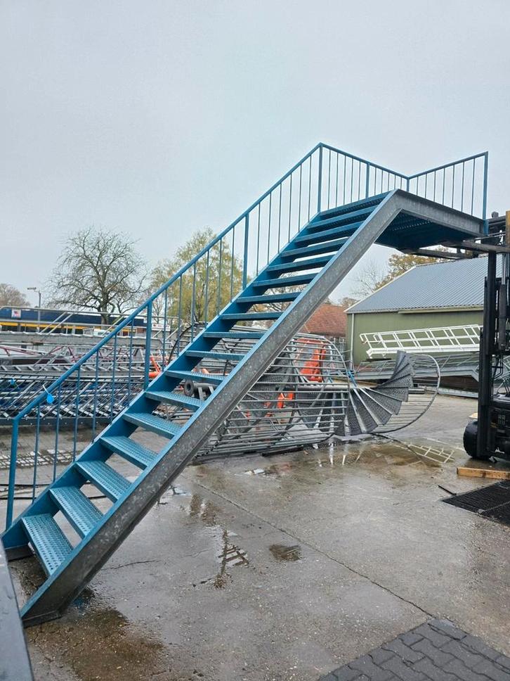 Stalen trap met bordes gegalv/blauw hoog 3,45mtr. Nob172, Doe-het-zelf en Verbouw, Ladders en Trappen, Zo goed als nieuw, 2 tot 4 meter