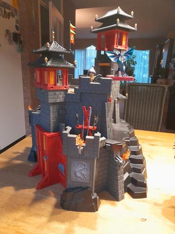 Ridder/drakenkasteel en ridderboot beschikbaar voor biedingen