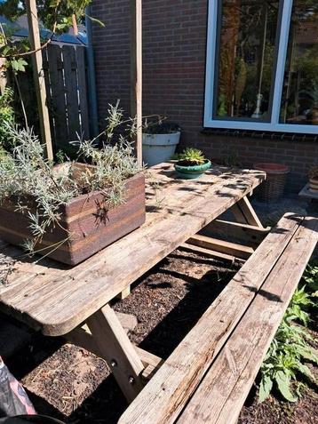 Picknick tafel beschikbaar voor biedingen