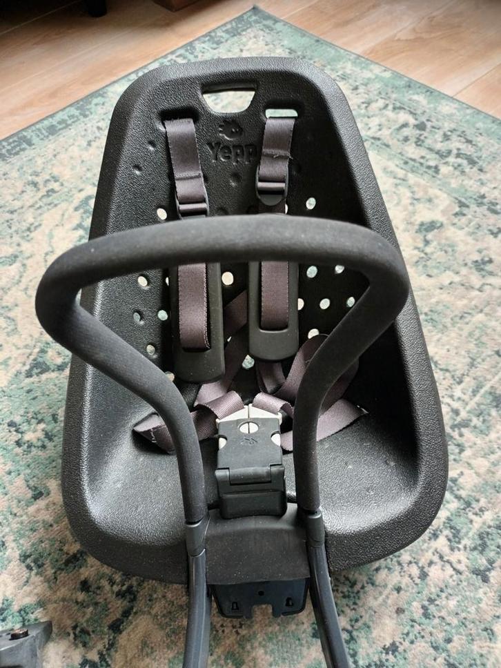Yepp mini - voorzitje - zwart, Fietsen en Brommers, Fietsaccessoires | Fietsstoeltjes, Gebruikt, Voorzitje, 9 t/m 18 kg, Voetsteuntjes