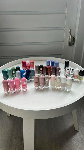 36 nagellak potjes van essence beschikbaar voor biedingen
