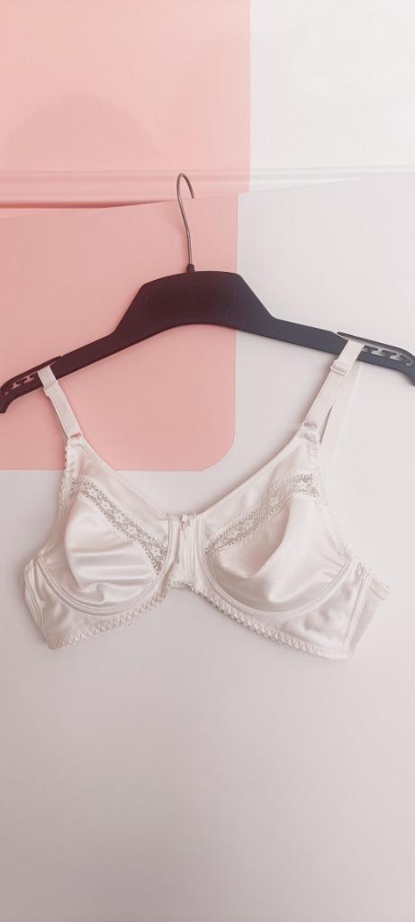 Ivoor / gebroken witte beugel bh met bloemetjes kant 85B, Kleding | Dames, Ondergoed en Lingerie, BH, Wit, Verzenden
