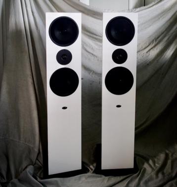 Witte Linn Ninka speakers  beschikbaar voor biedingen