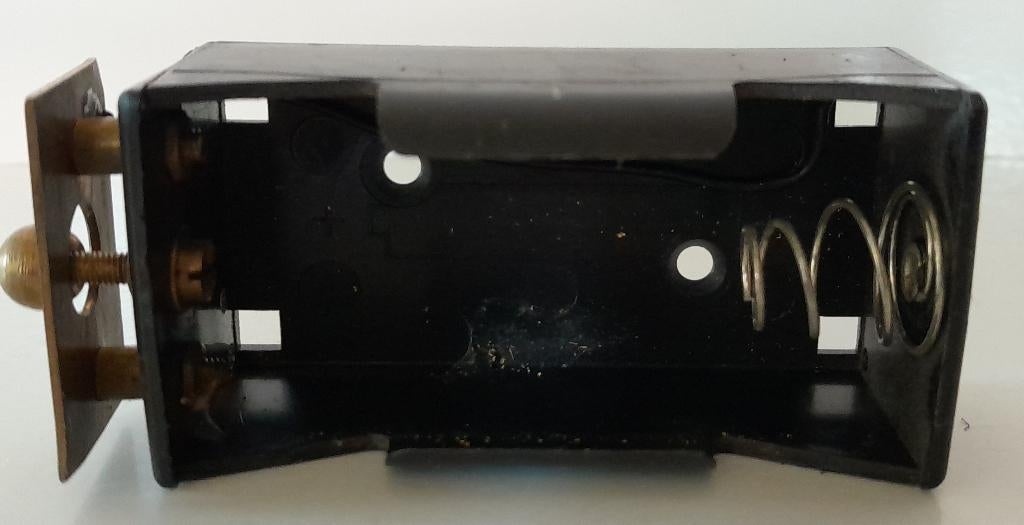 Kunststof batterij houder voor Brillié., Antiek en Kunst, Antiek | Klokken, Ophalen of Verzenden