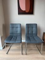 Te koop: 2 grijze eetkamerstoelen, Huis en Inrichting, Stoelen, Ophalen, Kunststof, Twee, Zo goed als nieuw