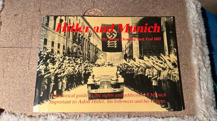 Hitler and Munich B.Demnig & T.Lliff, Verzamelen, Militaria | Tweede Wereldoorlog, Overige soorten, Boek of Tijdschrift, Duitsland